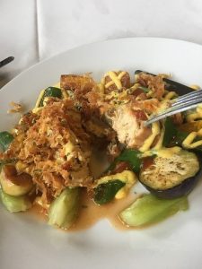 季節の地場野菜と共に… 小麦粉をまぶして焼き上げたメカジキを、トマトと煮込んだ一皿。